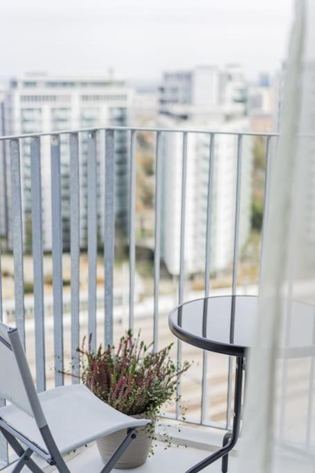 City Sky Studio Mit Balkon Wenen Buitenkant foto